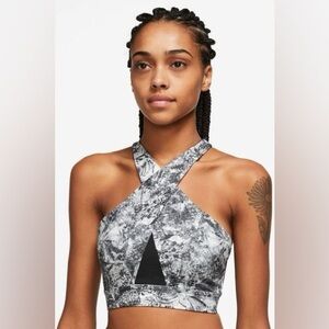 Nike Women’s Swoosh Wrap Bra, medium support, EUC, MSRP $50, M